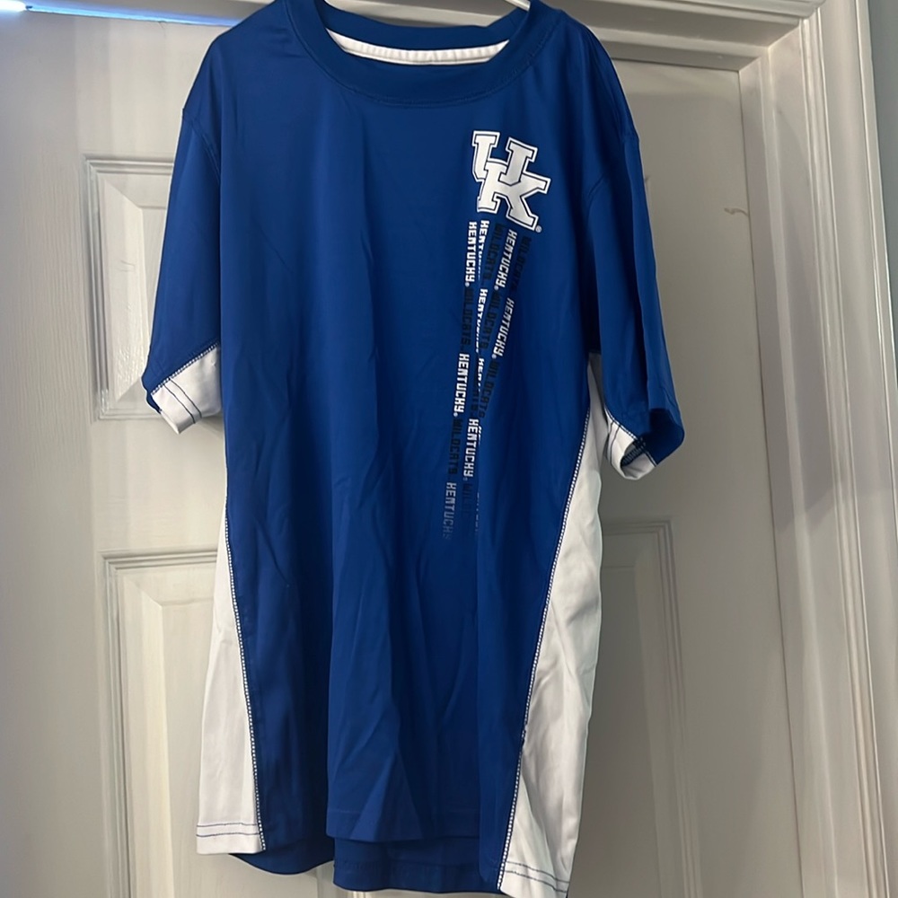 Boys University of Kentucky boys short sleeve shirt. Size L